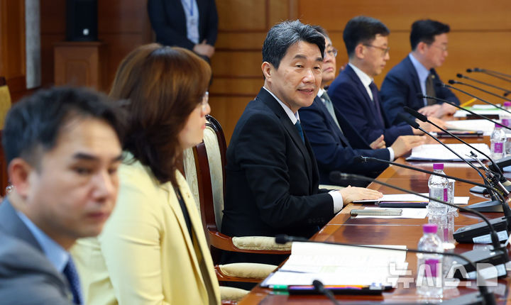 [서울=뉴시스] 최진석 기자 = 이주호 대통령 권한대행 부총리 겸 교육부 장관이 12일 정부서울청사에서 열린 제21대 대통령 선거 대비 공명선거 관계장관회의에서 발언하고 있다. 2025.05.12. myjs@newsis.com