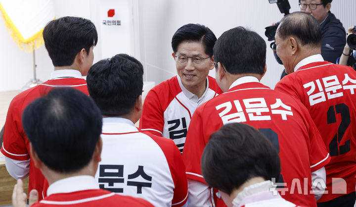 김문수 국민의힘 대선후보가 12일 서울 여의도 국민의힘 중앙당사에서 열린 중앙선거대책위원회 임명장 수여식에 참석하고 있다.
