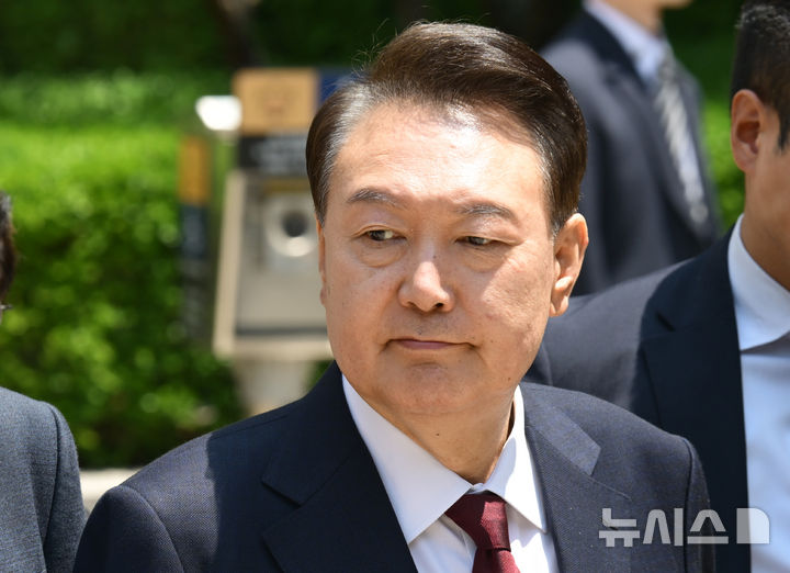 [서울=뉴시스] 사진공동취재단 = 12·3 비상계엄 사태와 관련해 내란 우두머리 혐의 등으로 기소된 윤석열 전 대통령이 12일 서울 서초구 서울중앙지방법원에서 열린 3차 공판에서 오전 공판을 마치고 법원을 나서고 있다. 2025.05.12. photo@newsis.com
