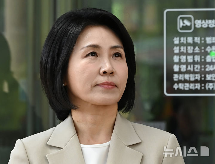 [수원=뉴시스] 김종택 기자 = 이재명 더불어민주당 대선 후보의 배우자 김혜경씨가 12일 경기 수원시 영통구 수원지방법원에서 열린 '공직선거법위반 혐의' 2심 선거 공판을 마친 뒤 법원을 나서고 있다. 2025.05.12. jtk@newsis.com