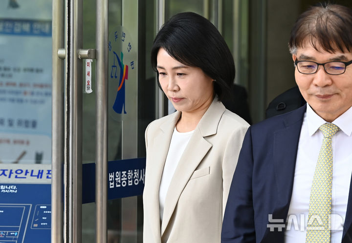[수원=뉴시스] 김종택 기자 = 이재명 더불어민주당 대선 후보의 배우자 김혜경씨가 12일 경기 수원시 영통구 수원지방법원에서 열린 '공직선거법위반 혐의' 2심 선거 공판을 마친 뒤 법원을 나서고 있다. 2025.05.12. jtk@newsis.com