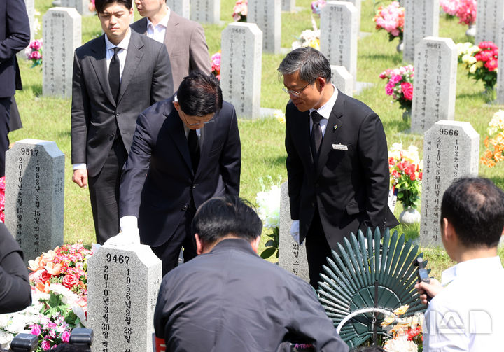 [대전=뉴시스] 고승민 기자 = 김문수 국민의힘 대선 후보가 12일 대전 유성구 국립대전현충원에서 고 한주호 준위 묘역을 참배하고 있다. 2025.05.12. kkssmm99@newsis.com