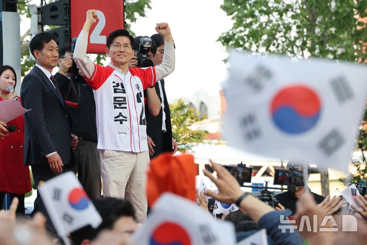 [대구=뉴시스] 고승민 기자 = 김문수 국민의힘 대선후보가 12일 대구 달성로 서문시장에서 시민들에게 지지를 호소하고 있다. (공동취재) 2025.05.12. photo@newsis.com
