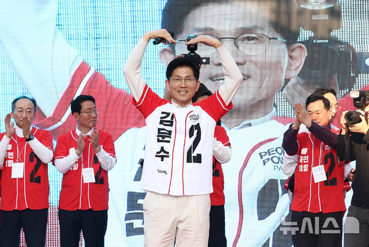 [대구=뉴시스] 고승민 기자 = 김문수 국민의힘 대선후보가 12일 대구 달성로 서문시장에서 시민들에게 지지를 호소하고 있다. (공동취재) 2025.05.12. photo@newsis.com