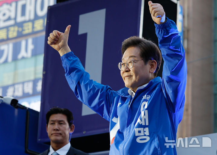 [대전=뉴시스] 조성우 기자 = 이재명 더불어민주당 대선후보가 제21대 대통령선거 공식 선거운동이 시작된 12일 대전 중구 으능정이거리 스카이로드에서 열린 유세에서 연설을 마친 뒤 인사하고 있다. (공동취재) 2025.05.12. photo@newsis.com