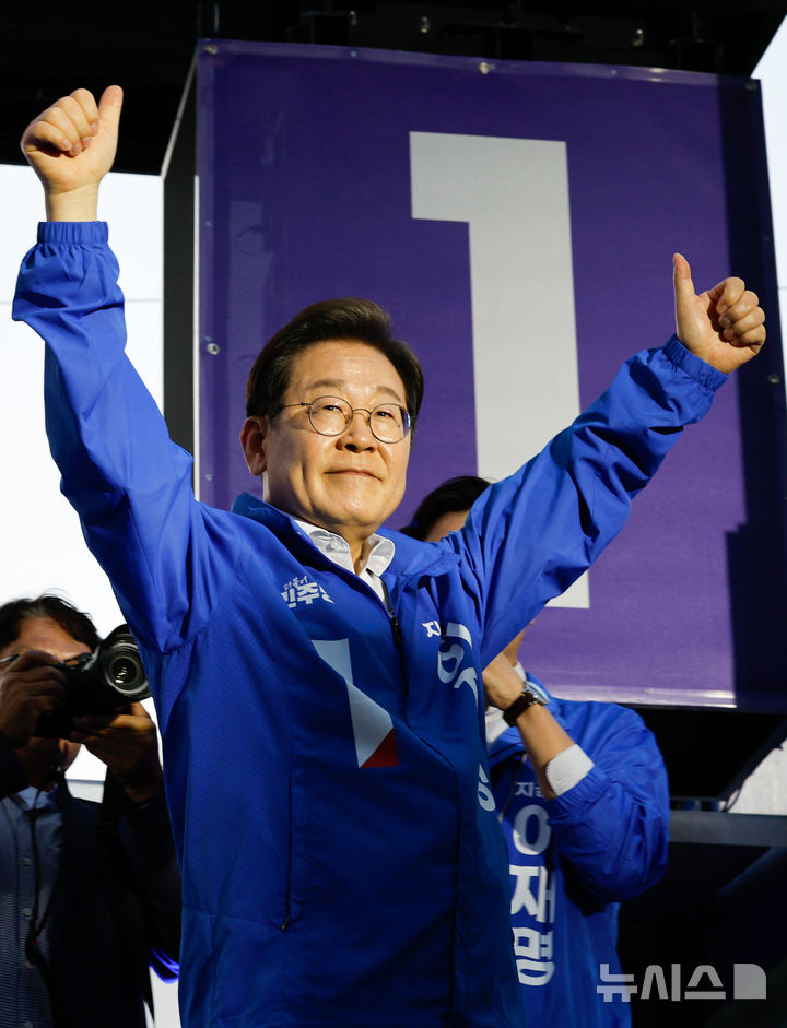 [대전=뉴시스] 조성우 기자 = 이재명 더불어민주당 대선후보가 제21대 대통령선거 공식 선거운동이 시작된 12일 대전 중구 으능정이거리 스카이로드에서 열린 유세에서 연설을 마친 뒤 인사하고 있다. (공동취재) 2025.05.12. photo@newsis.com