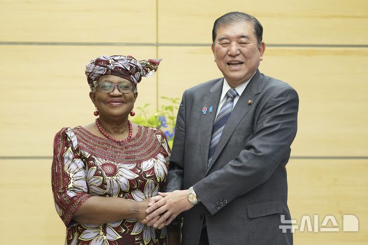 [도쿄=AP/뉴시스] 사진은 13일 일본 도쿄 총리 관저에서 응고지 오콘조이웰라 세계무역기구(WTO) 사무총장이 이시바 시게루 일본 총리와 악수하는 모습. 2025.05.13.
