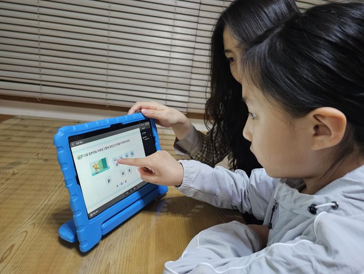 [대구=뉴시스] 사진은 인공지능(AI) 디지털교과서로 학습중인 어린이. 본 기사와 직접 연관 없음. (사진=대구교육청 제공) photo@newsis.com *재판매 및 DB 금지