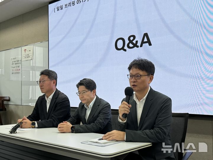 [서울=뉴시스] SK텔레콤이 13일 서울시 중구에 위치한 삼화빌딩에서 해킹 사고 이후 수습 상황에 대해 설명하는 브리핑을 열었다. (왼쪽부터)김희섭 PR센터장, 임봉호 MNO사업부장, 류정환 네트워크인프라센터장. (사진=심지혜 기자) 