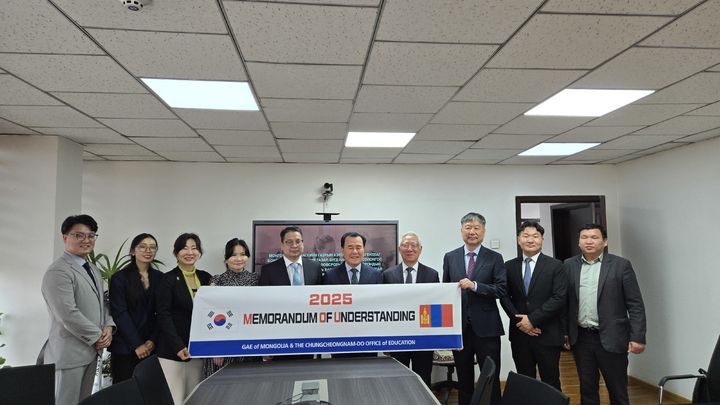 [홍성=뉴시스] 충남교육청이 13일 몽골 울란바토르에서 몽골 교육총괄청과 ‘디지털 교육 교류협력을 위한 양해각서(MOU)’를 체결하고 있다. *재판매 및 DB 금지