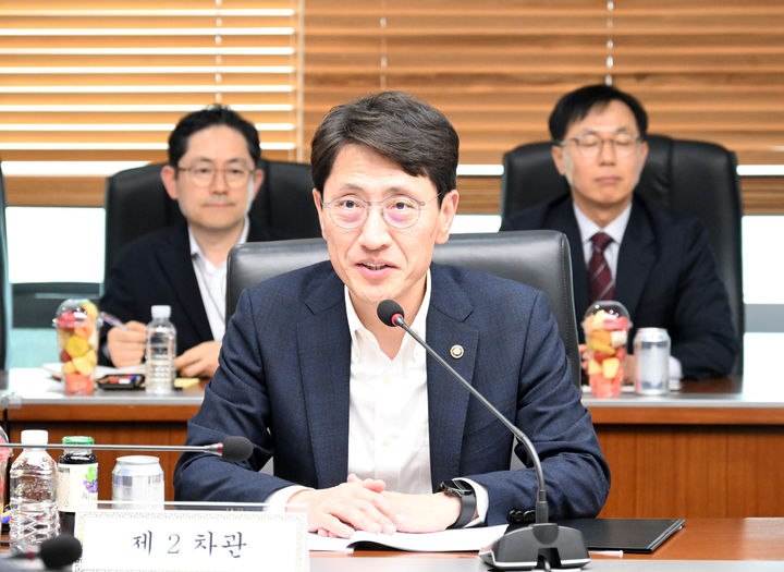 [세종=뉴시스] 김윤상 기획재정부 2차관은 13일 부산 남구 한국자산관리공사(캠코)에서 '공공기관 경영관리 간담회'를 주재하고 올해 공공기관들의 투자집행, 직무급 도입, 안전관리, 통합공시 등을 점검·논의했다. (사진=기재부 제공) 2025.05.13. photo@newsis.com *재판매 및 DB 금지