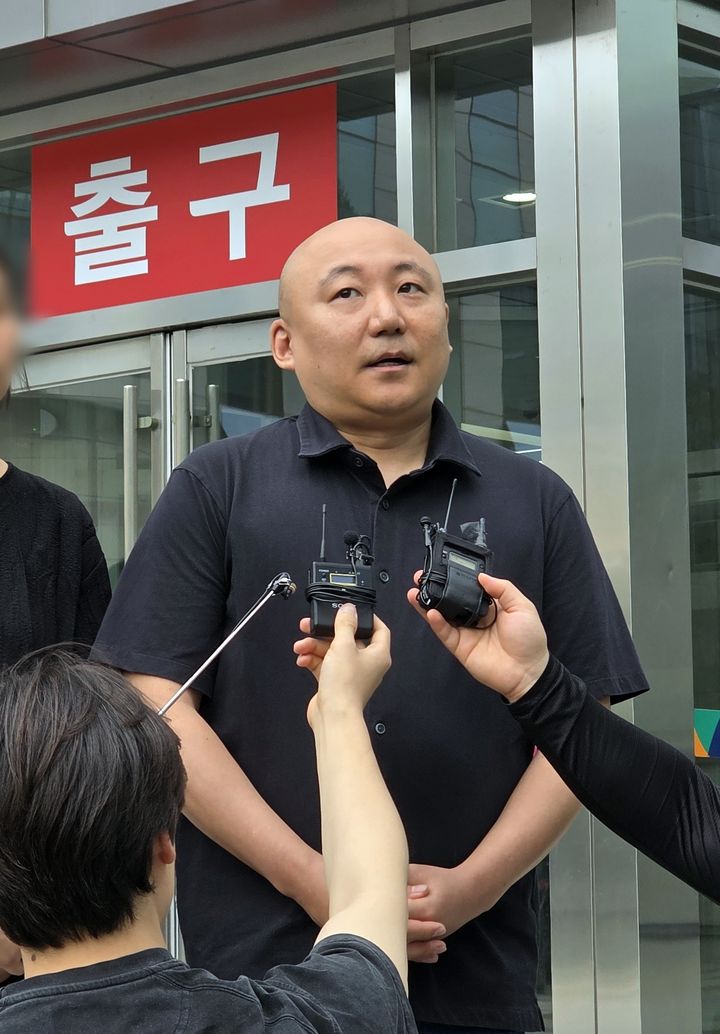 [수원=뉴시스] 변근아 기자= 웹툰 작가 주호민씨가 13일 수원지법 청사 앞에서 취재진들에게 특수교사 A씨의 항소심 무죄 선고 결과에 대한 입장을 밝히고 있다. 2025.05.13. photo@newsis.com *재판매 및 DB 금지
