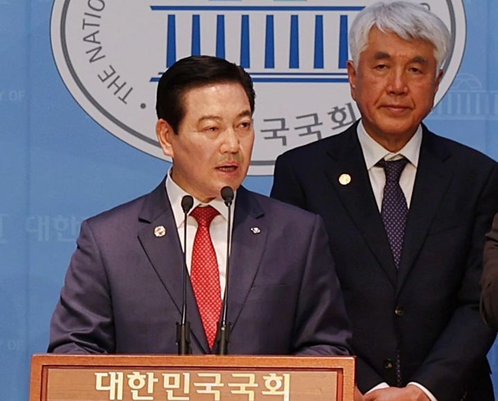 [대구=뉴시스] 대한민국시장군수구청장협의회는 13일 국회 소통관에서 '제21대 대통령 선거 공약' 촉구 기자회견을 개최했다. (사진=대한민국시장군수구청장협의회 제공) 2025.05.13. photo@newsis.com *재판매 및 DB 금지
