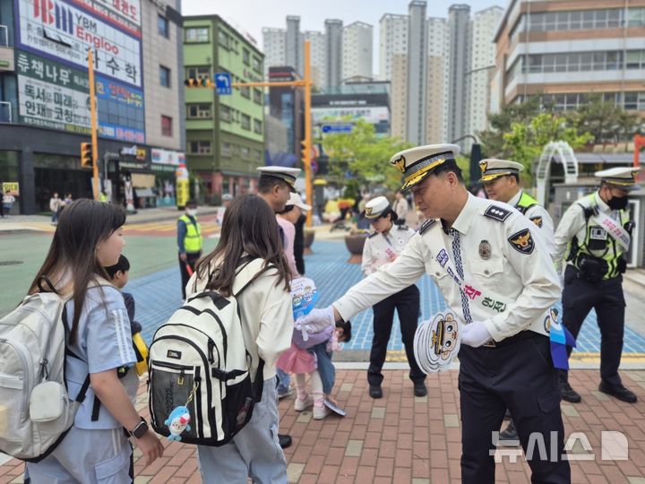 [인천=뉴시스] 13일 인천가원초등학교 앞에서 진행된 교통안전 합동 캠페인 모습. (사진=서부경찰서 제공) 2025.05.13. photo@newsis.com