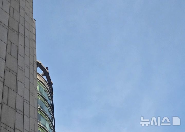 [서울=뉴시스] 윤정민 기자=13일 오후 서울 강남구의 한 빌딩에서 투신을 시도하는 사람이 있다는 신고가 접수돼 소방당국에 구조에 나섰다. 2025.05.13. alpaca@newsis.com