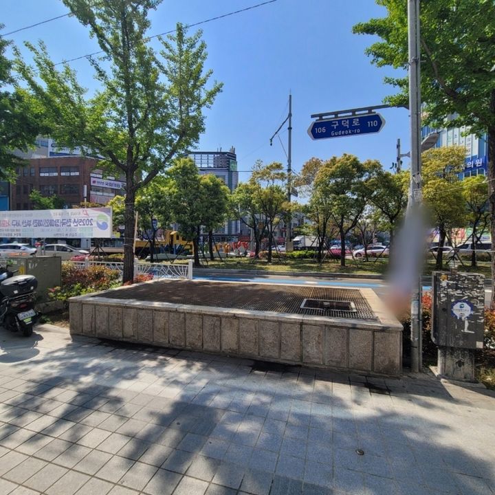 [부산=뉴시스] 12일 오전 서구 지하철역 인근에 게시된 대통령 선거 후보 선거 현수막이 훼손돼 있다. (사진=부산경찰청 제공) 2025.05.13. photo@newsis.com *재판매 및 DB 금지