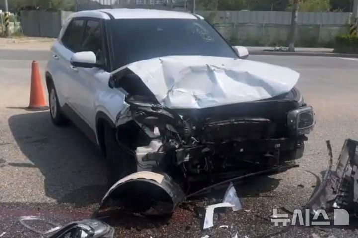 [인천=뉴시스] 13일 오전 인천 서구 경서동 한 도로에서 만취 상태로 SUV 차량을 몰던 50대 운전자가 1t 화물트럭을 들이받았다. 사진은 사고가 난 SUV 차량. (사진=독자 송영훈씨 제공) 2025.05.13. photo@newsis.com