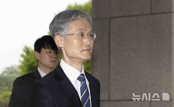 [서울=뉴시스] 김근수 기자 = 조희대 대법원장이 13일 서울 서초구 대법원으로 출근하고 있다. 대법원은 오는 14일 이재명 더불어민주당 대통령 후보 판결 관련 국회 청문회에 조희대 대법원장과 대법관들이 출석하지 않겠다는 입장을 밝히며, 재판 관련 청문회 참석은 부적절하다고 전했다. 2025.05.13. ks@newsis.com
