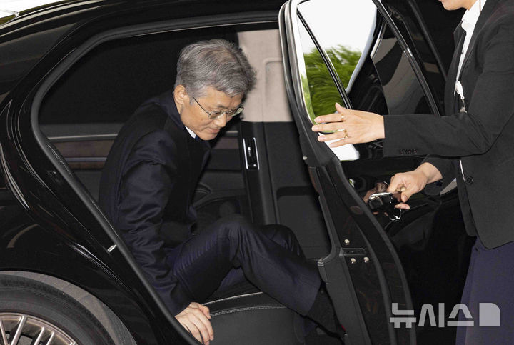 [서울=뉴시스] 김근수 기자 = 조희대 대법원장이 13일 서울 서초구 대법원으로 출근하고 있다. 대법원은 오는 14일 이재명 더불어민주당 대통령 후보 판결 관련 국회 청문회에 조희대 대법원장과 대법관들이 출석하지 않겠다는 입장을 밝히며, 재판 관련 청문회 참석은 부적절하다고 전했다. 2025.05.13. ks@newsis.com