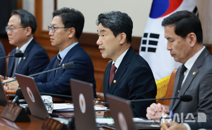[서울=뉴시스] 고범준 기자 = 이주호 대통령 권한대행 부총리 겸 교육부 장관이 13일 서울 종로구 정부서울청사에서 열린 국무회의에서 발언하고 있다. (대통령실통신사진기자단) 2025.05.13. bjko@newsis.com