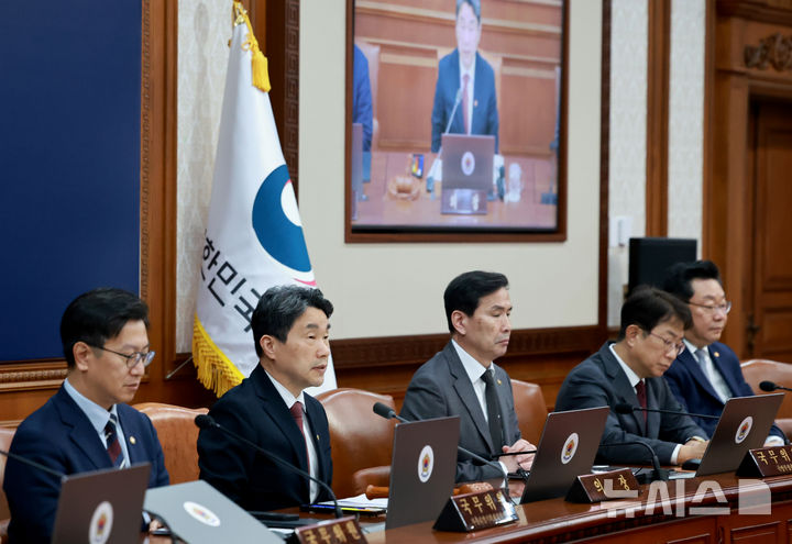 [서울=뉴시스] 고범준 기자 = 이주호 대통령 권한대행 부총리 겸 교육부 장관이 13일 서울 종로구 정부서울청사에서 열린 국무회의에서 발언하고 있다. (대통령실통신사진기자단) 2025.05.13. bjko@newsis.com