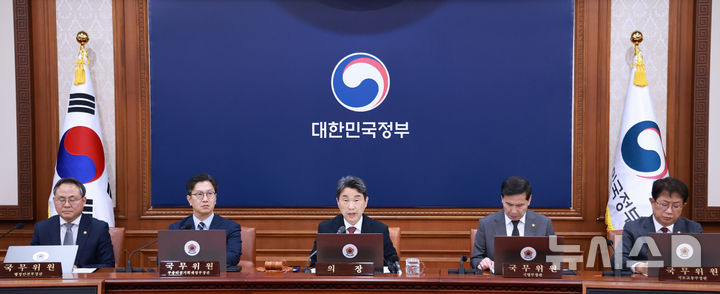 [서울=뉴시스] 고범준 기자 = 이주호 대통령 권한대행 부총리 겸 교육부 장관이 13일 서울 종로구 정부서울청사에서 열린 국무회의에서 발언하고 있다. (대통령실통신사진기자단) 2025.05.13. bjko@newsis.com