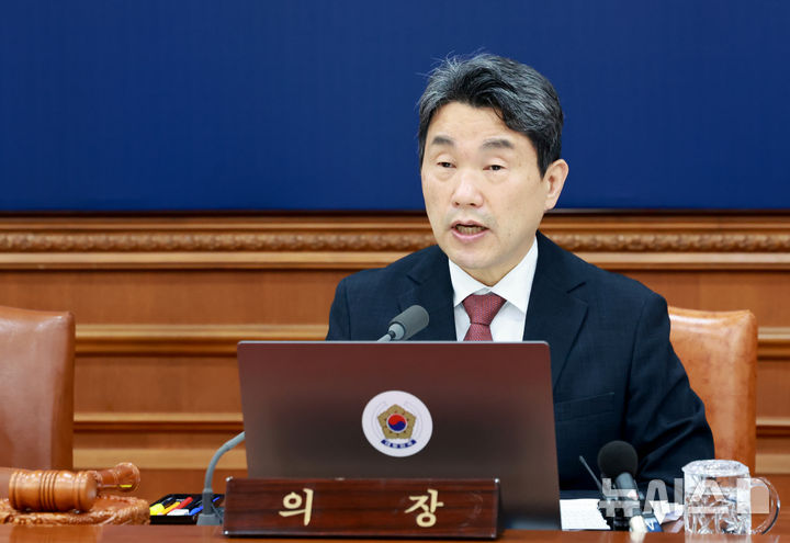 [서울=뉴시스] 고범준 기자 = 이주호 대통령 권한대행 부총리 겸 교육부 장관이 13일 서울 종로구 정부서울청사에서 열린 국무회의에서 발언하고 있다. (대통령실통신사진기자단) 2025.05.13. bjko@newsis.com
