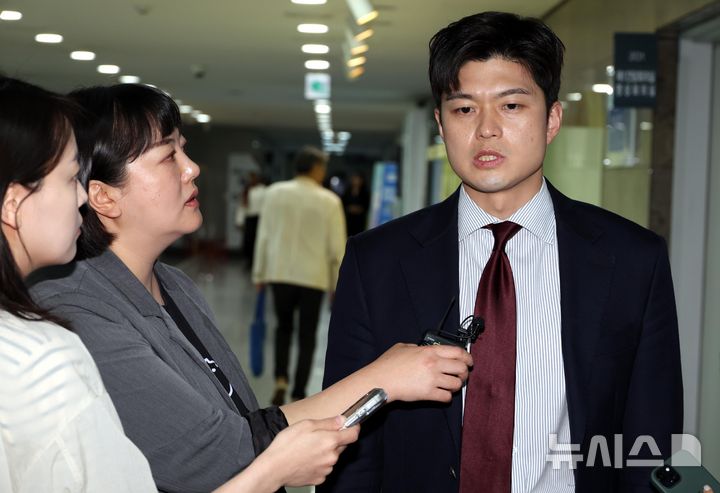 [서울=뉴시스] 조성봉 기자 = 국민의힘 비상대책위원장에 내정된 김용태 의원이 13일 오전 서울 여의도 의원회관에서 ‘계엄 사과’ 관련 취재진의 질문에 답변을 하고 있다. 김 내정자는 "계엄은 분명히 잘못된 것이고, 너무 늦게 사과드려서 그조차도 국민께 죄송하다"고 밝혔다. 2025.05.13. suncho21@newsis.com
