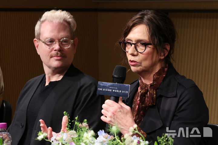 [서울=뉴시스] 박진희 기자 = 예술의전당 신작 오페라 'The Rising World: 물의 정령' 작곡가 메리 핀스터러(오른쪽)와 연출 스티븐 카르이 13일 서울 서초구 예술의전당 음악당 인춘아트홀에서 기자간담회를 하고 있다. 2025.05.13. pak7130@newsis.com