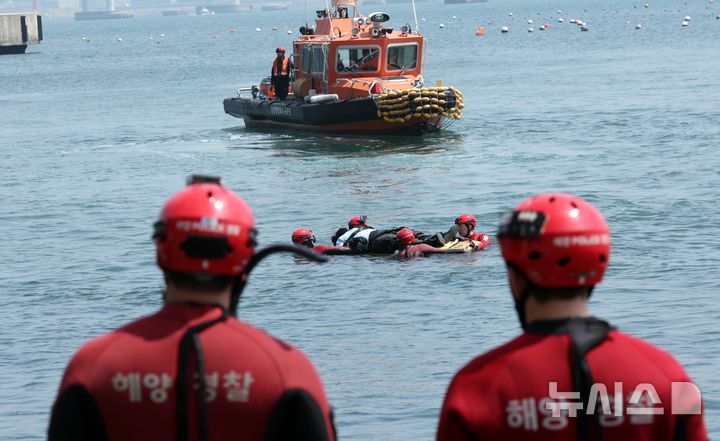 [부산=뉴시스] 하경민 기자 = 13일 부산 서구 송도해안산책로 인근 갯바위에서 해경이 항공기·함정 접근이 어려운 갯바위에 낚시객이 고립된 상황을 가정한 구조훈련을 하고 있다. 이날 훈련에는 남해지방해양경찰청, 부산해경, 중앙해양특수구조단 등이 참여했다. 2025.05.13. yulnetphoto@newsis.com