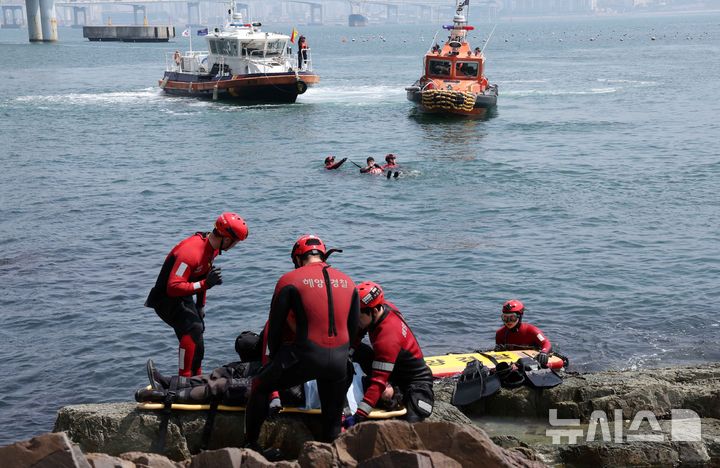 [부산=뉴시스] 하경민 기자 = 13일 부산 서구 송도해안산책로 인근 갯바위에서 해경이 항공기·함정 접근이 어려운 갯바위에 낚시객이 고립된 상황을 가정한 구조훈련을 하고 있다. 이날 훈련에는 남해지방해양경찰청, 부산해경, 중앙해양특수구조단 등이 참여했다. 2025.05.13. yulnetphoto@newsis.com