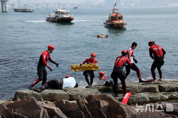 [부산=뉴시스] 하경민 기자 = 13일 부산 서구 송도해안산책로 인근 갯바위에서 해경이 항공기·함정 접근이 어려운 갯바위에 낚시객이 고립된 상황을 가정한 구조훈련을 하고 있다. 이날 훈련에는 남해지방해양경찰청, 부산해경, 중앙해양특수구조단 등이 참여했다. 2025.05.13. yulnetphoto@newsis.com