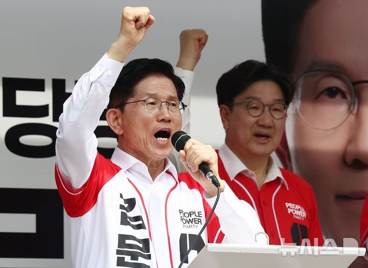 [울산=뉴시스] 고승민 기자 = 김문수 국민의힘 대선 후보가 13일 울산 남구 신정시장 앞 도로에서 유세를 하고 있다. (공동취재) 2025.05.13. photo@newsis.com
