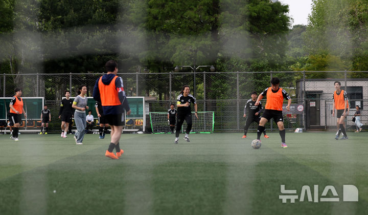 [서울=뉴시스] 홍효식 기자 = 13일 오후 서울 동작구 보라매공원 축구장에서 뉴시스(대표이사 사장 염영남) 임직원, 한국프로축구연맹 임직원, 서울시립발달장애인복지관 발달장애 선수들이 통합축구 경기를 하고 있다.통합축구는 발달장애인 스페셜 선수와 비장애인 파트너 선수가 한 팀이 돼 축구 경기를 하는 종목으로 발달장애인에 대한 사회적 인식을 개선하고, 장애 구분 없이 모두가 어울릴 수 있는 환경을 조성하는 것이 목적이다. 2025.05.13. yesphoto@newsis.com