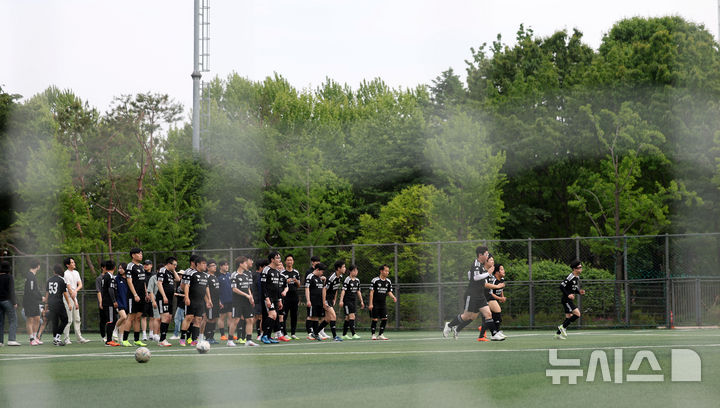 [서울=뉴시스] 홍효식 기자 = 13일 오후 서울 동작구 보라매공원 축구장에서 뉴시스(대표이사 사장 염영남) 임직원, 한국프로축구연맹 임직원, 서울시립발달장애인복지관 발달장애 선수들이 통합축구 경기에 앞서 훈련하고 있다.통합축구는 발달장애인 스페셜 선수와 비장애인 파트너 선수가 한 팀이 돼 축구 경기를 하는 종목으로 발달장애인에 대한 사회적 인식을 개선하고, 장애 구분 없이 모두가 어울릴 수 있는 환경을 조성하는 것이 목적이다. 2025.05.13. yesphoto@newsis.com