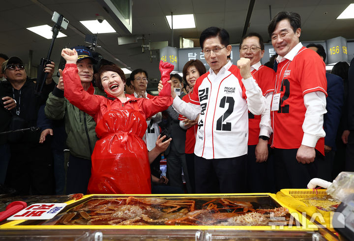 [부산=뉴시스] 고승민 기자 = 김문수 국민의힘 대선 후보가 13일 부산 자갈치시장을 찾아 독도새우를 먹고 포즈를 취하고 있다. (공동취재) 2025.05.13. photo@newsis.com