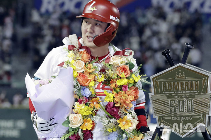 [인천=뉴시스] 최동준 기자 = 13일 인천SSG 랜더스필드에서 열린 2025 KBO리그 NC 다이노스와 SSG 랜더스의 경기, 6회말 2사 1루 상황 SSG 최정이 500호 홈런을 친 뒤 기념 트로피 앞에서 포즈를 취하고 있다. 2025.05.13. photocdj@newsis.com