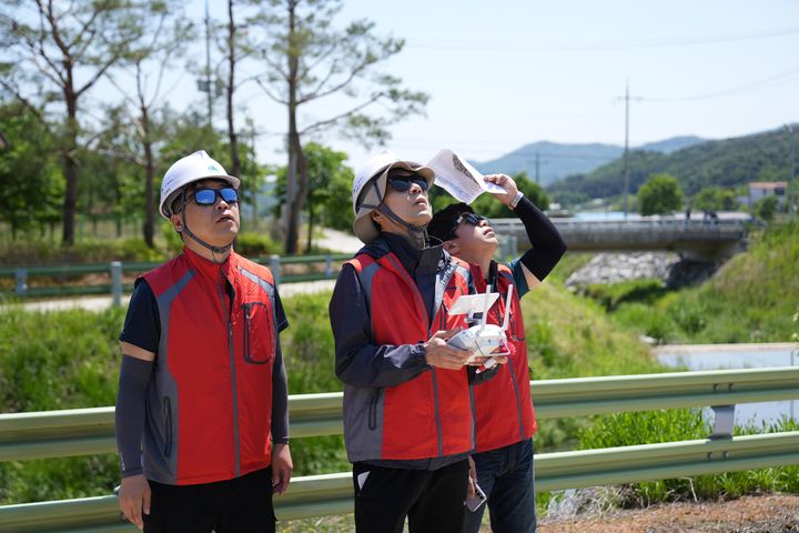 [부산=뉴시스] 현장측량 활동 사진. (사진=부산시 제공) 2025.05.14. photo@newsis.com *재판매 및 DB 금지