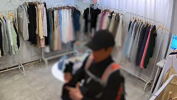 무인 옷가게에서 절도 행각을 벌이는 범인의 모습. (사진=경기남부경찰청 제공) *재판매 및 DB 금지
