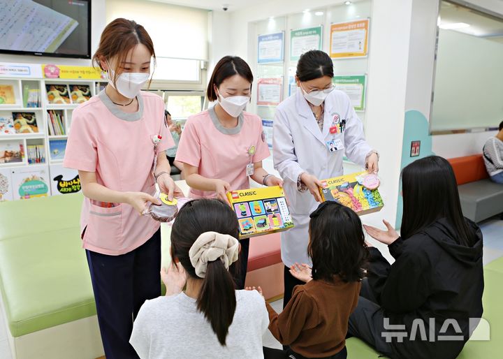 [서울=뉴시스]가정의 달을 맞아 어린이 환자에게 선물을 전달하는 모습. (사진= 한림대성심병원 제공) 2025.05.14. photo@newsis.com. 