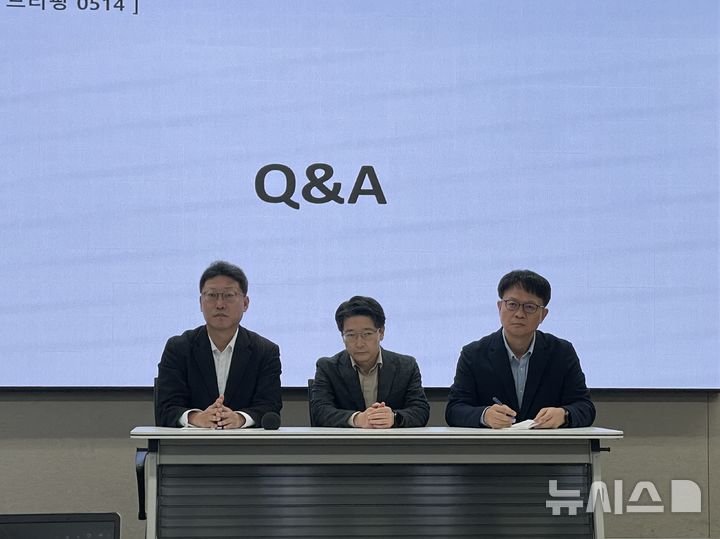 [서울=뉴시스] 이주영 수습 기자 = SK텔레콤이 14일 오전 서울 중구 삼화빌딩에서 열린 일일브리핑에서 유심 해킹 사고 이후 현황을 발표했다. 사진은 김희섭 PR센터장(왼쪽), 임봉호 MNO사업부장, 류정환 네트워크인프라센터장이 질의응답하는 모습 1025.05.14. zoo@newsis.com