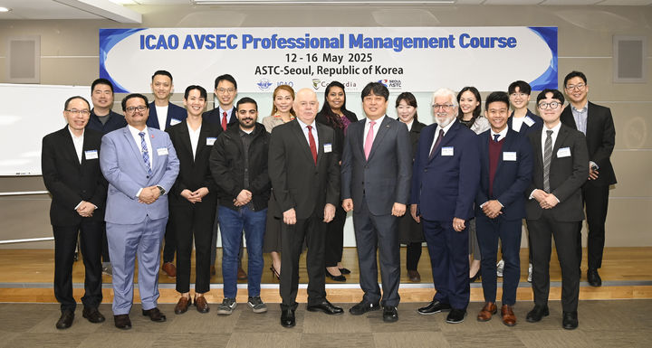 [서울=뉴시스] 12일 서울 강서구 항공보안교육센터에서 열린 ‘ICAO 항공보안전문가과정 교육’에서 권영택 한국공항공사 항공기술훈련원장(첫째줄 오른쪽 4번째)이 교관 및 교육생들과 함께 기념사진을 촬영하고 있다. 2025.05.14. (사진=한국공항공사 제공) photo@newsis.com *재판매 및 DB 금지