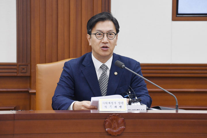 [세종=뉴시스] 김범석 기획재정부 장관 직무대행이 14일 오전 서울 종로구 정부서울청사에서 열린 '경제관계장관회의 겸 산업경쟁력강화관계장관회의'를 주재, 모두발언을 하고 있다. (사진=기재부 제공) 2025.05.14. photo@newsis.com *재판매 및 DB 금지