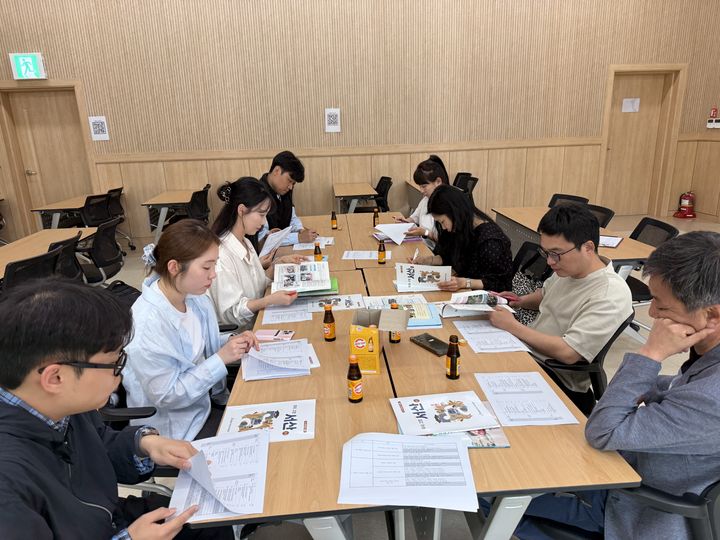[서산=뉴시스] 서산교육지원청 3층 어울림실에서 '우리고장 서산 3-2' 지역교과서 개발위원들이 참석한 제1차 개발협의회가 열리고 있다. (사진=서산교육지원청 제공) 2025.05.14. photo@newsis.com *재판매 및 DB 금지