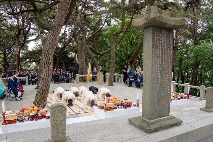 [부산=뉴시스] 부산 사하구 다대동 윤공단에서 제433주기 윤흥신 공 향사가 봉행되고 있다. (사진=사하구청 제공) 2025.05.14. photo@newsis.com *재판매 및 DB 금지