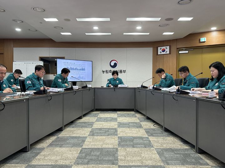 [세종=뉴시스] 농림축산식품부는 14일 세종시 정부세종청사 농업재해대책상황실에서 '농업분야 여름철 재해 예방대책 점검회의'를 개최했다고 밝혔다. (사진=농식품부 제공) 2025.05.14. photo@newsis.com *재판매 및 DB 금지