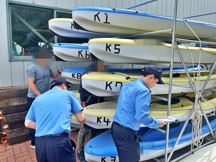 [통영=뉴시스] 신정철 기자= 통영해양경찰서(서장 박현용)는 본격적인 수상레저 성수기를 앞둔 13~14일 양일간 ‘대한민국 안전대전환’의 일환으로 안전사고 발생이 우려되는 수상레저사업장에 대해 민·관 전문가 합동점검을 실시하고 있다.(사진=통영해경 제공).2025.05.14. photo@newsis.com *재판매 및 DB 금지