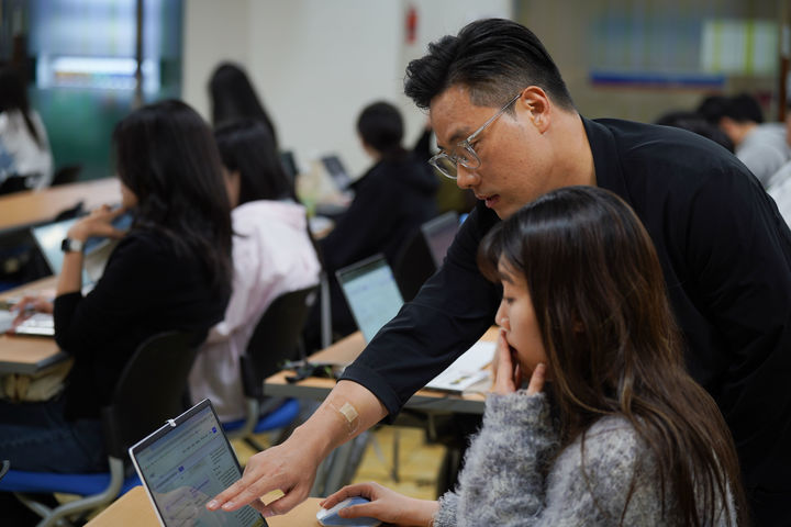 [경산=뉴시스] 대구가톨릭대학교는 인공지능(AI) 기반 자기소개서 작성 역량을 강화하기 위한 '면접왕 이형×대구고용복지플러스센터와 함께하는 원데이 클래스 취업솔루션'를 열었다고 14일 밝혔다. (사진=대구가톨릭대 제공) 2025.05.14. photo@newsis.com *재판매 및 DB 금지