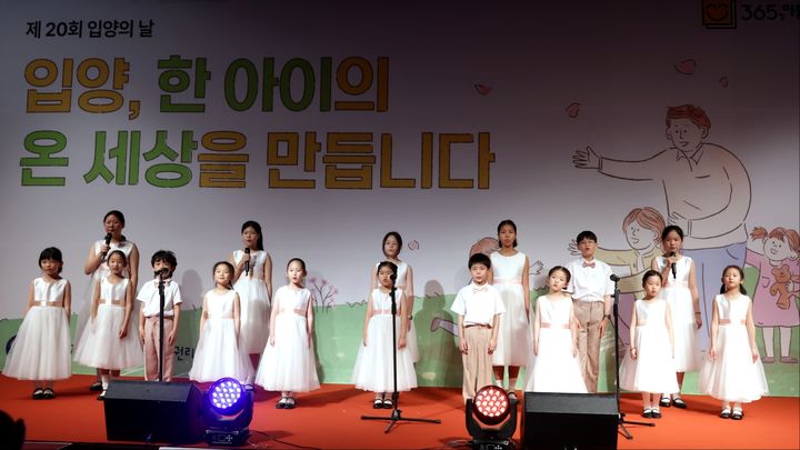 [세종=뉴시스] 14일 동행복권에 따르면, 보건복지부는 올해 약 213억 원의 복권기금을 투입해 입양아동 가족지원 사업을 확대한다. 특히 입양 후 장애를 가진 아동까지도 양육보조금 지원 대상으로 포함할 계획이다. 사진은 지난 10일 서울 광진구 세종대학교 광개토관 컨벤션홀에서 열린 '2025년 제20회 입양의 날' 행사 현장 (사진=보건복지부 제공) 2025.05.14. photo@newsis.com *재판매 및 DB 금지