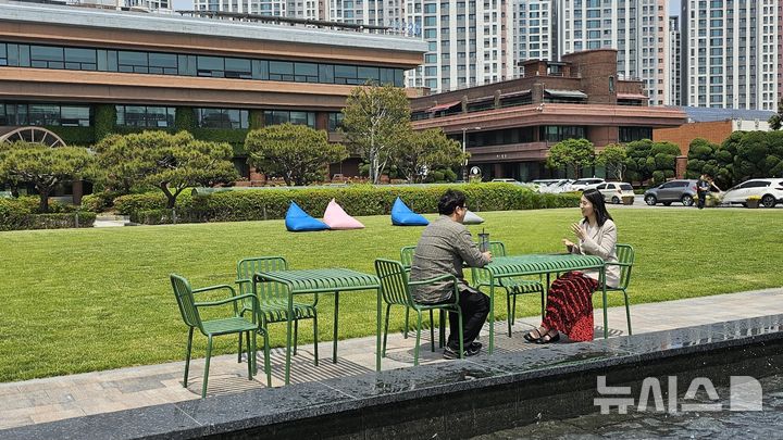 [광명=뉴시스]문영호 기자=광명시청 잔디광장에서 직원들이 이야기를 나누고 있다.2025.05.14.sonanom@newsis.com